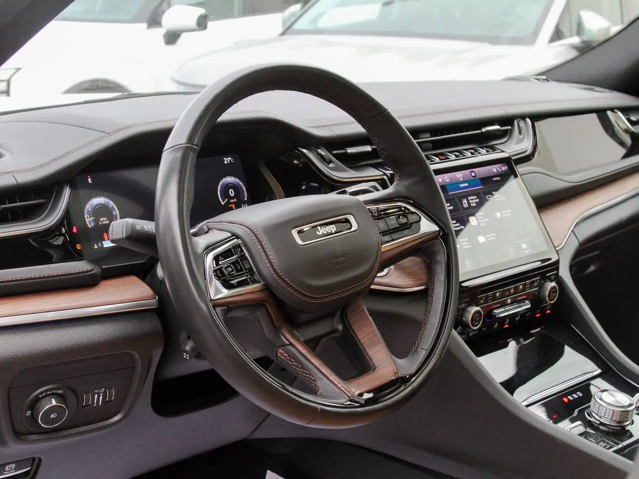 Jeep Grand Cherokee - Image 12