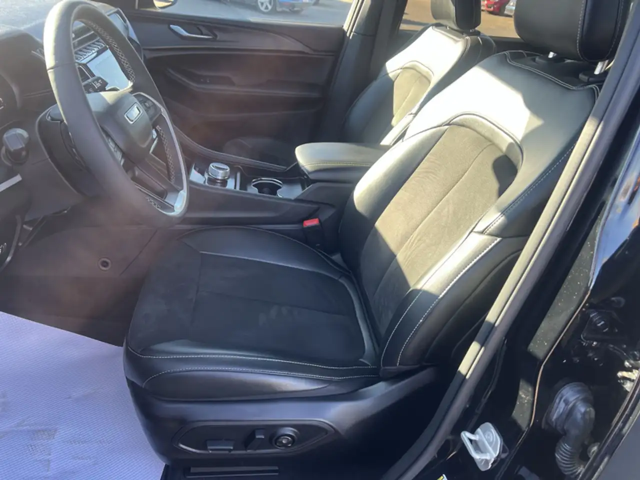Jeep Grand Cherokee - Image 17