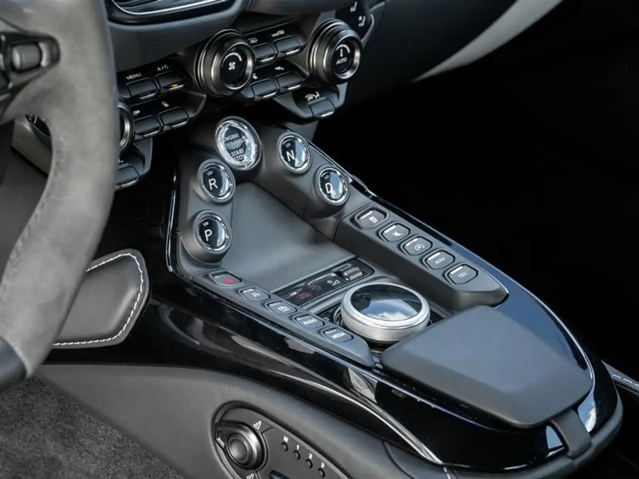 Aston Martin Vantage - Image 22