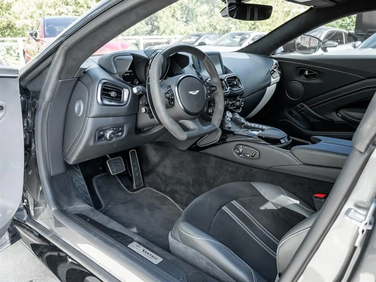 Aston Martin Vantage - Image 9