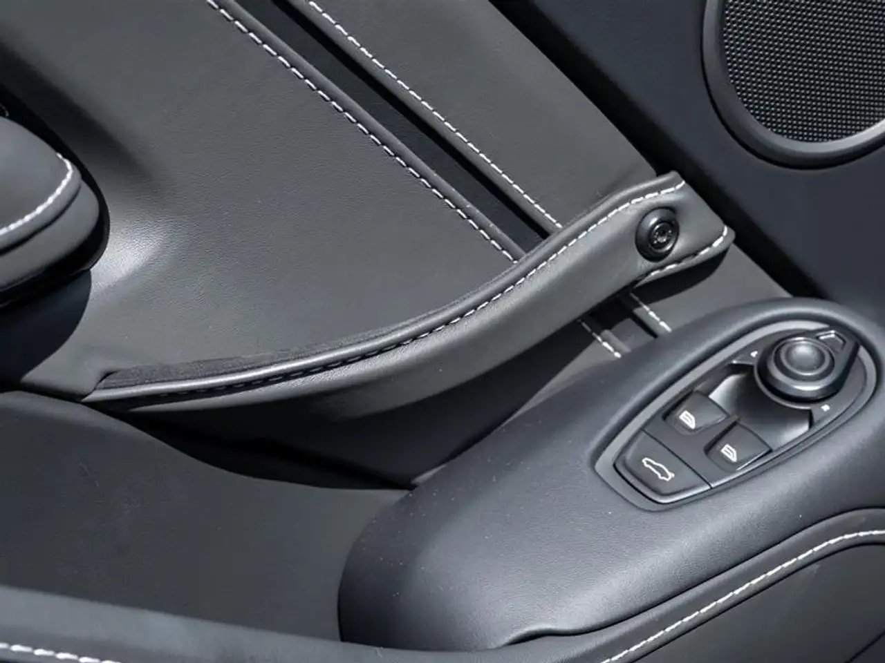 Aston Martin Vantage - Image 20
