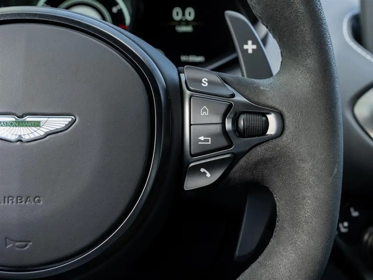 Aston Martin Vantage - Image 13