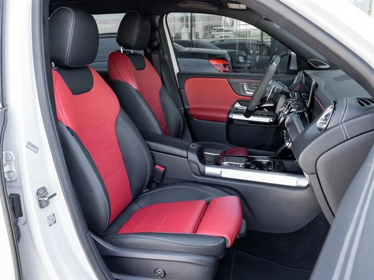 Mercedes-Benz GLB - Image 36