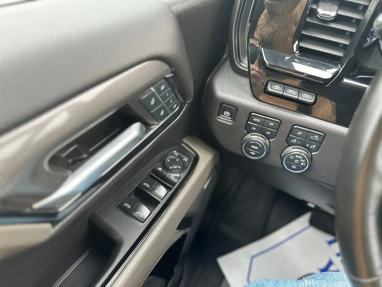 Chevrolet Silverado 1500 - Image 10
