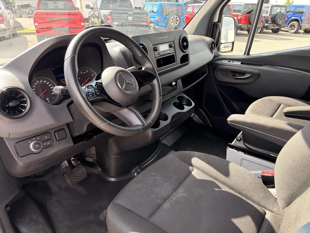 Mercedes-Benz Sprinter - Image 11