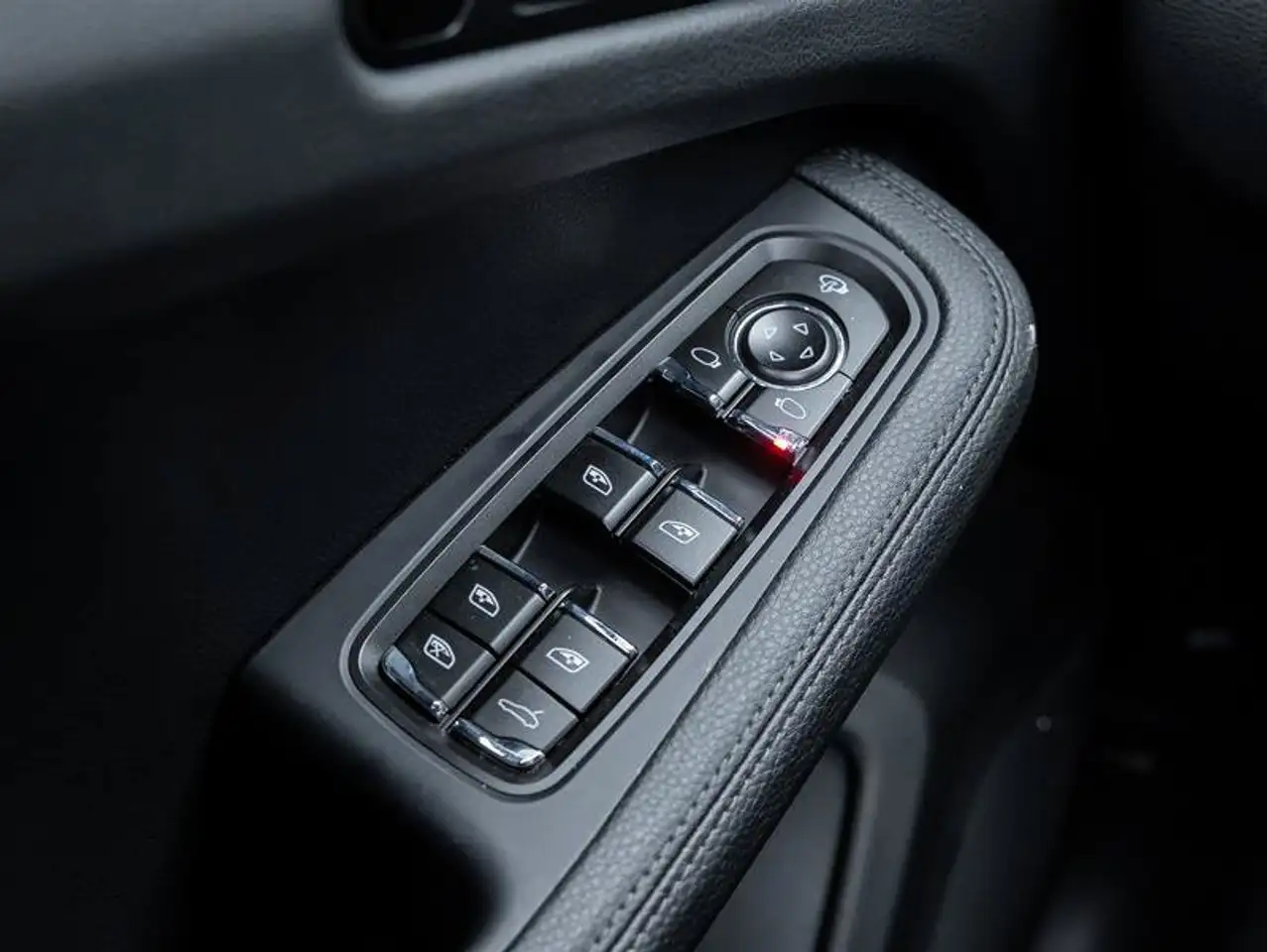 Porsche Macan - Image 25