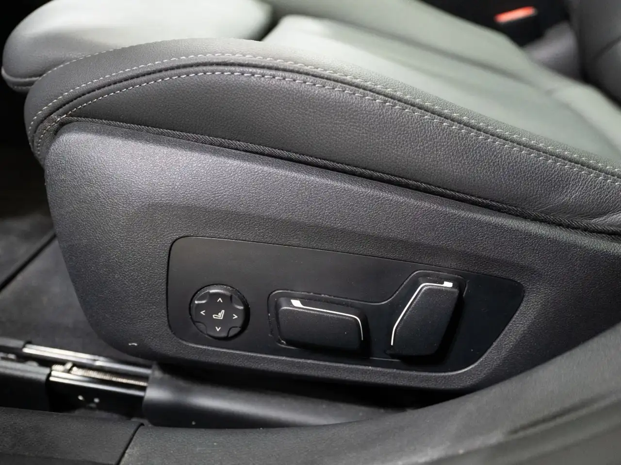 BMW i4 - Image 17