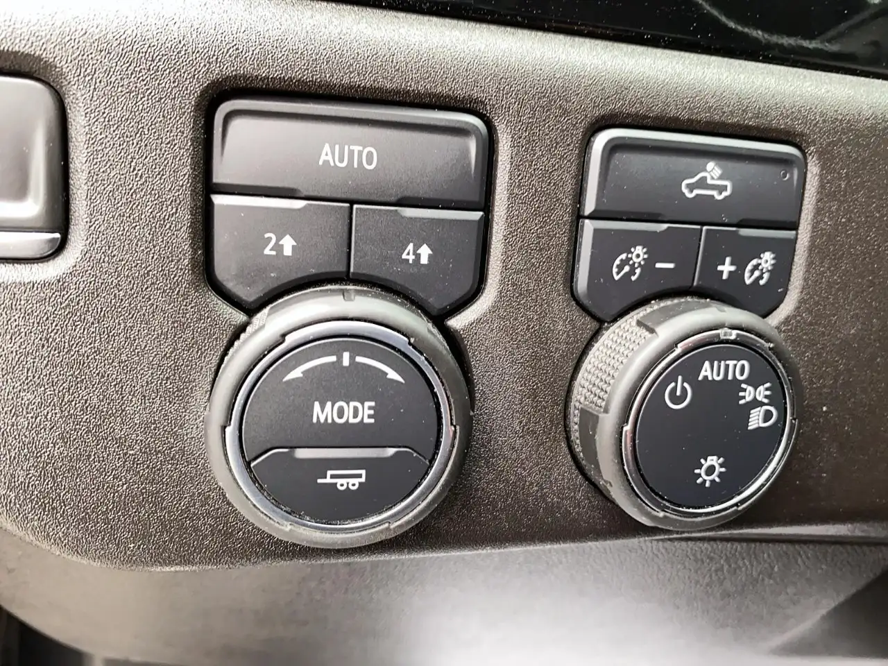 Chevrolet Silverado 1500 - Image 16