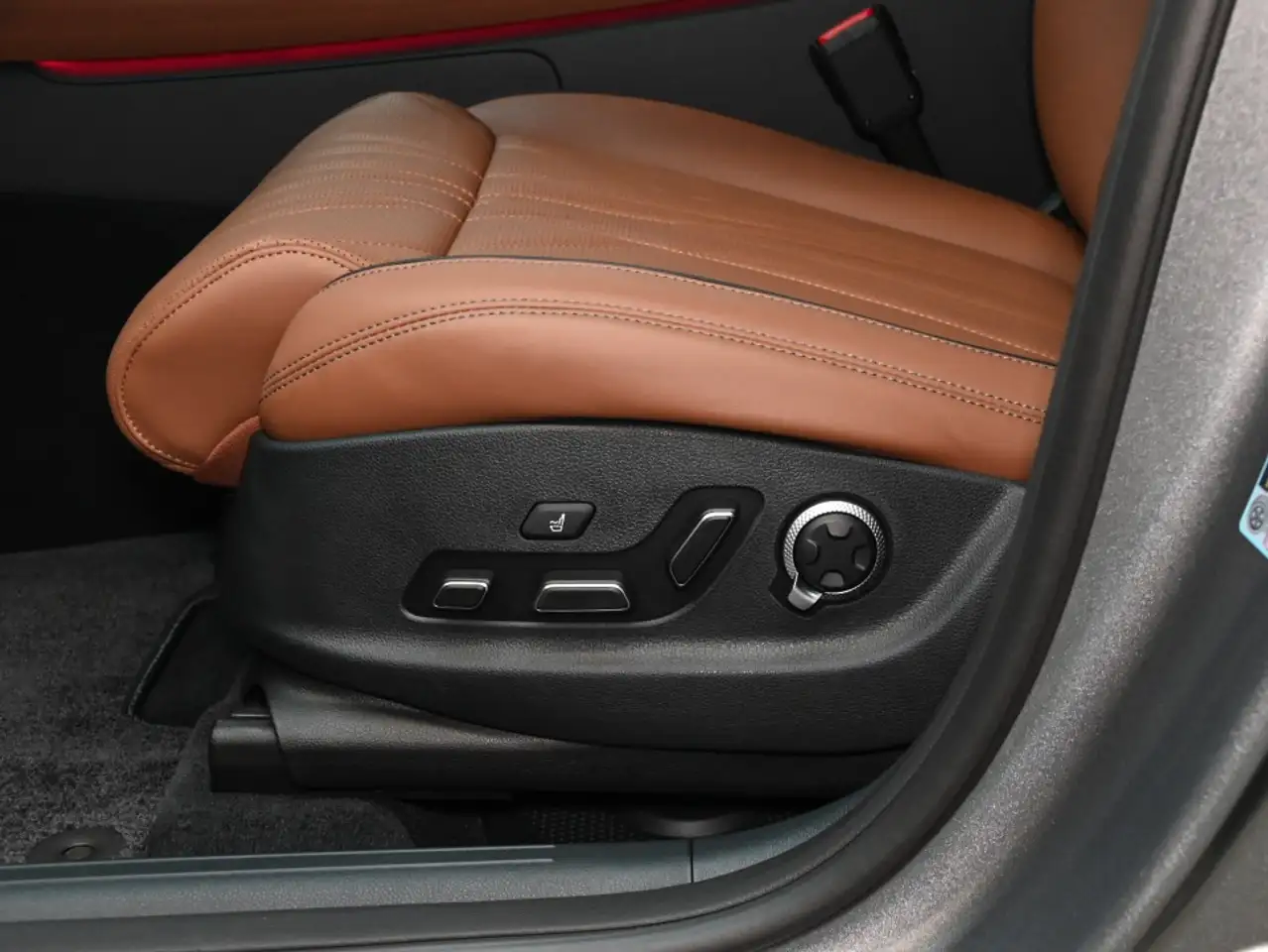 Genesis GV70 - Image 12