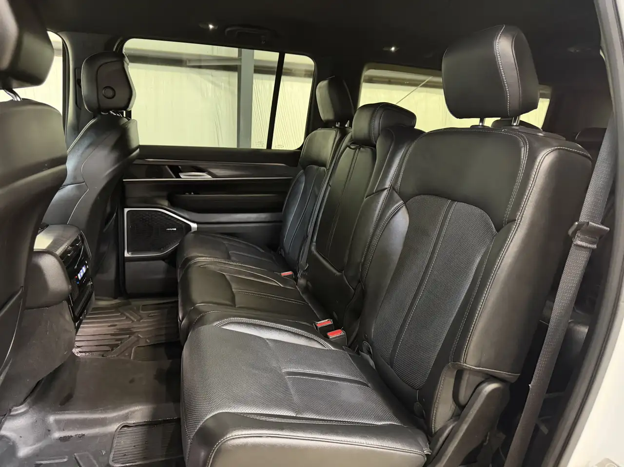 Jeep Wagoneer - Image 18