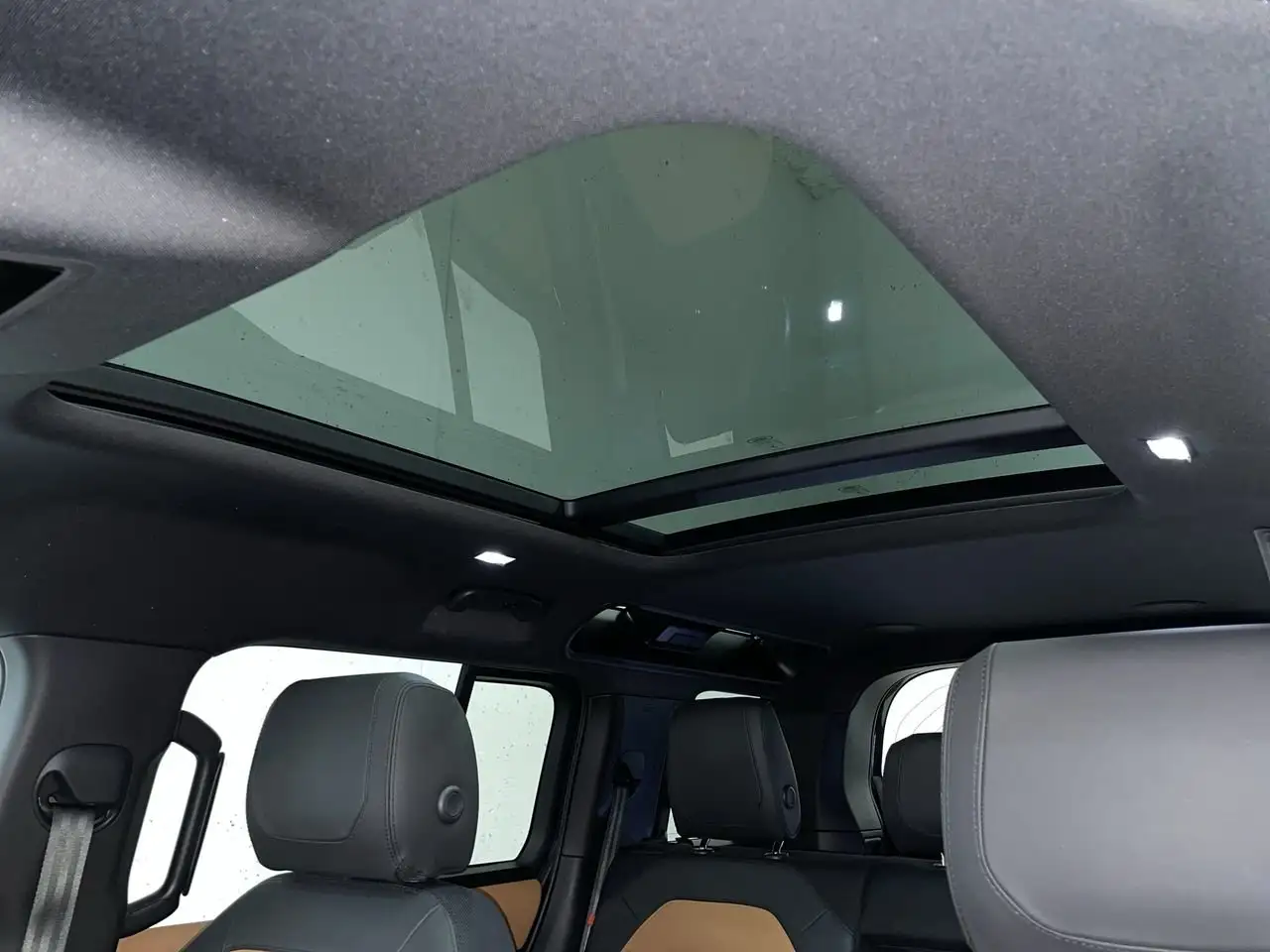 Land Rover Defender - Image 30