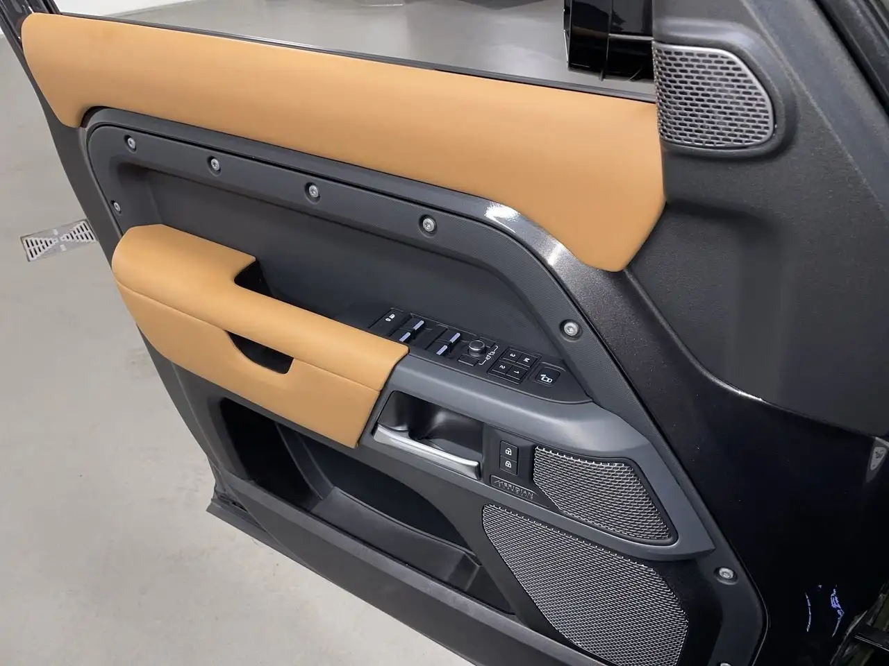 Land Rover Defender - Image 21