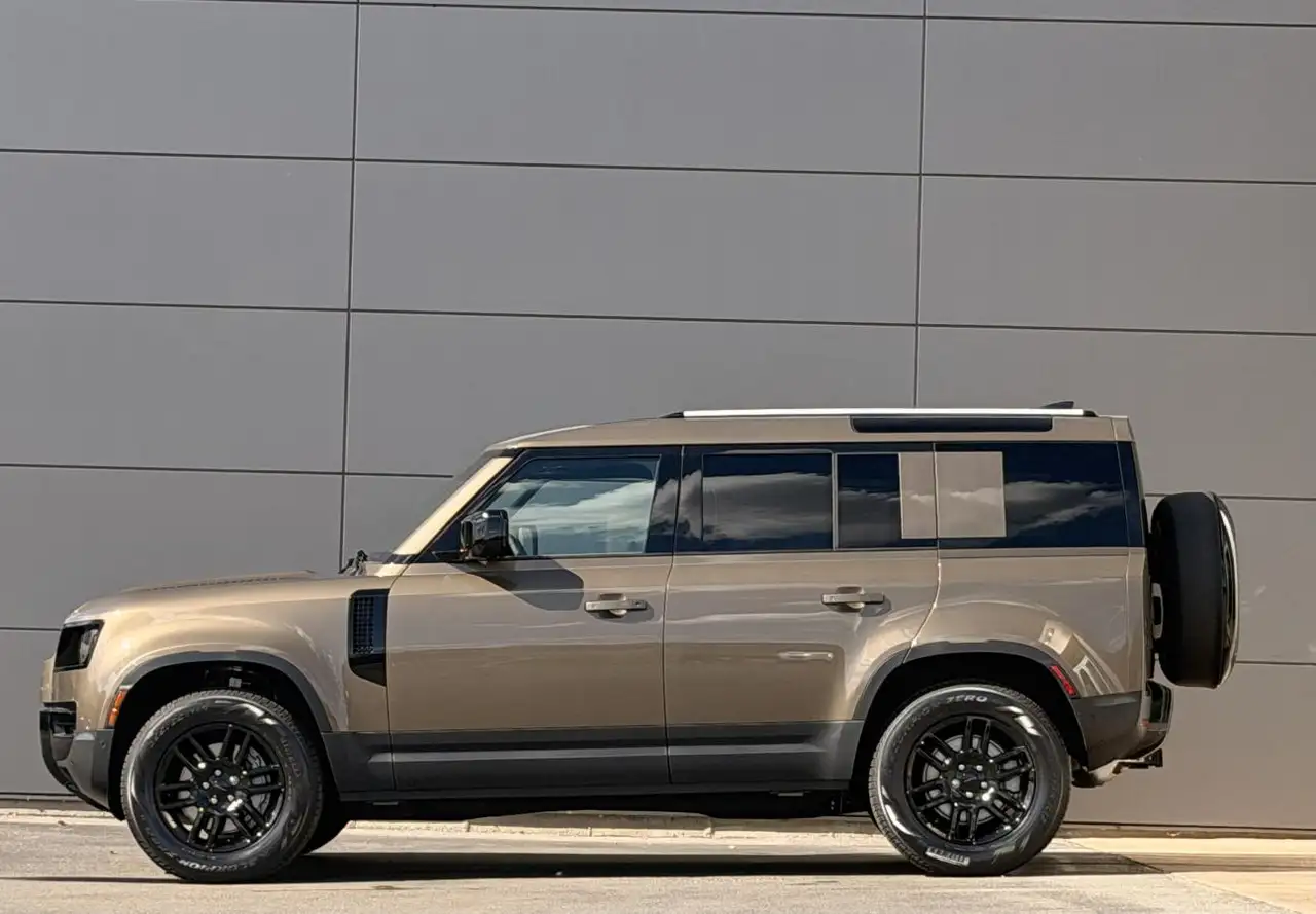 Land Rover Defender - Image 3