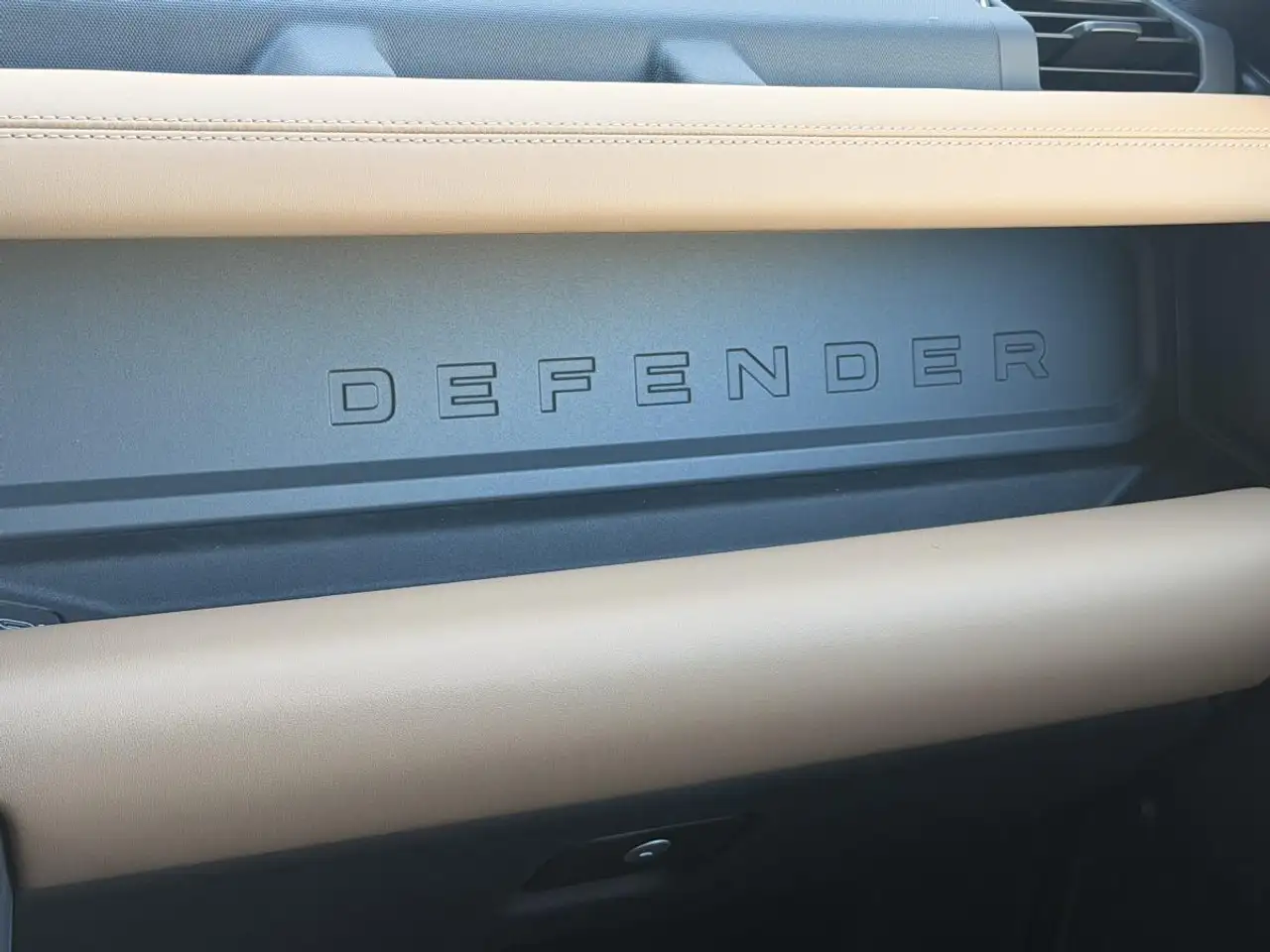 Land Rover Defender - Image 39