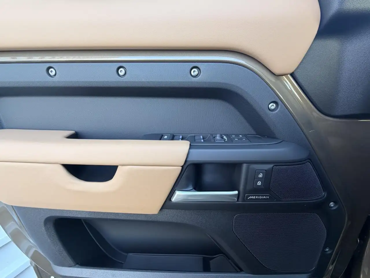 Land Rover Defender - Image 12