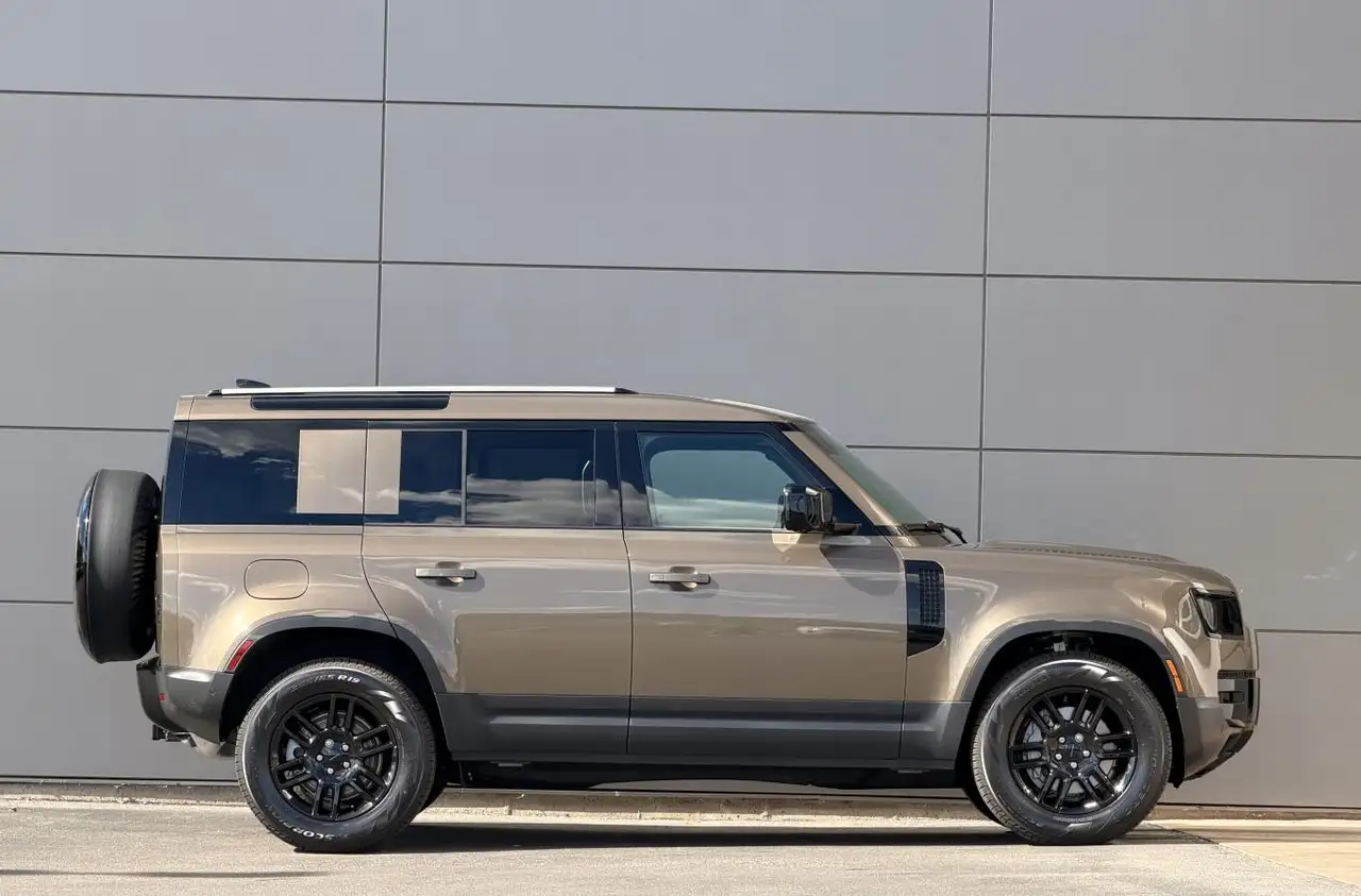Land Rover Defender - Image 7