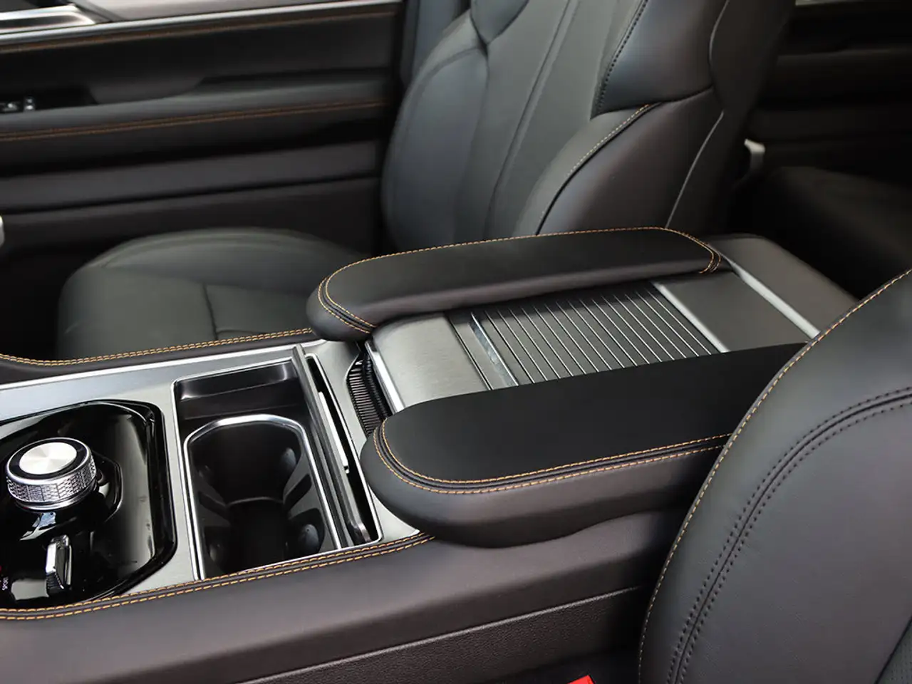 Jeep Grand Wagoneer - Image 16