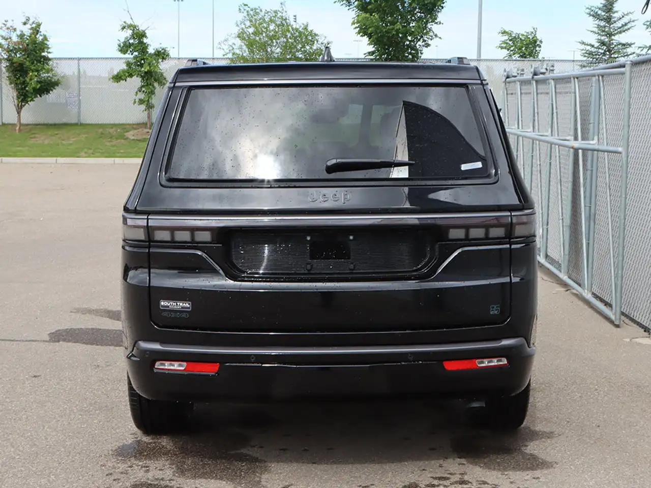 Jeep Grand Wagoneer - Image 27