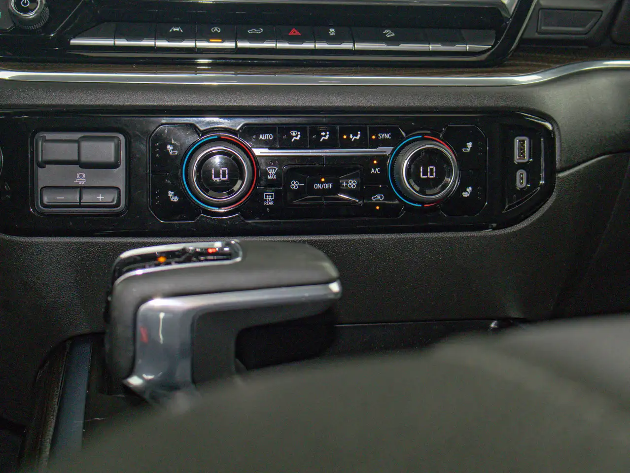 Chevrolet Silverado 1500 - Image 31