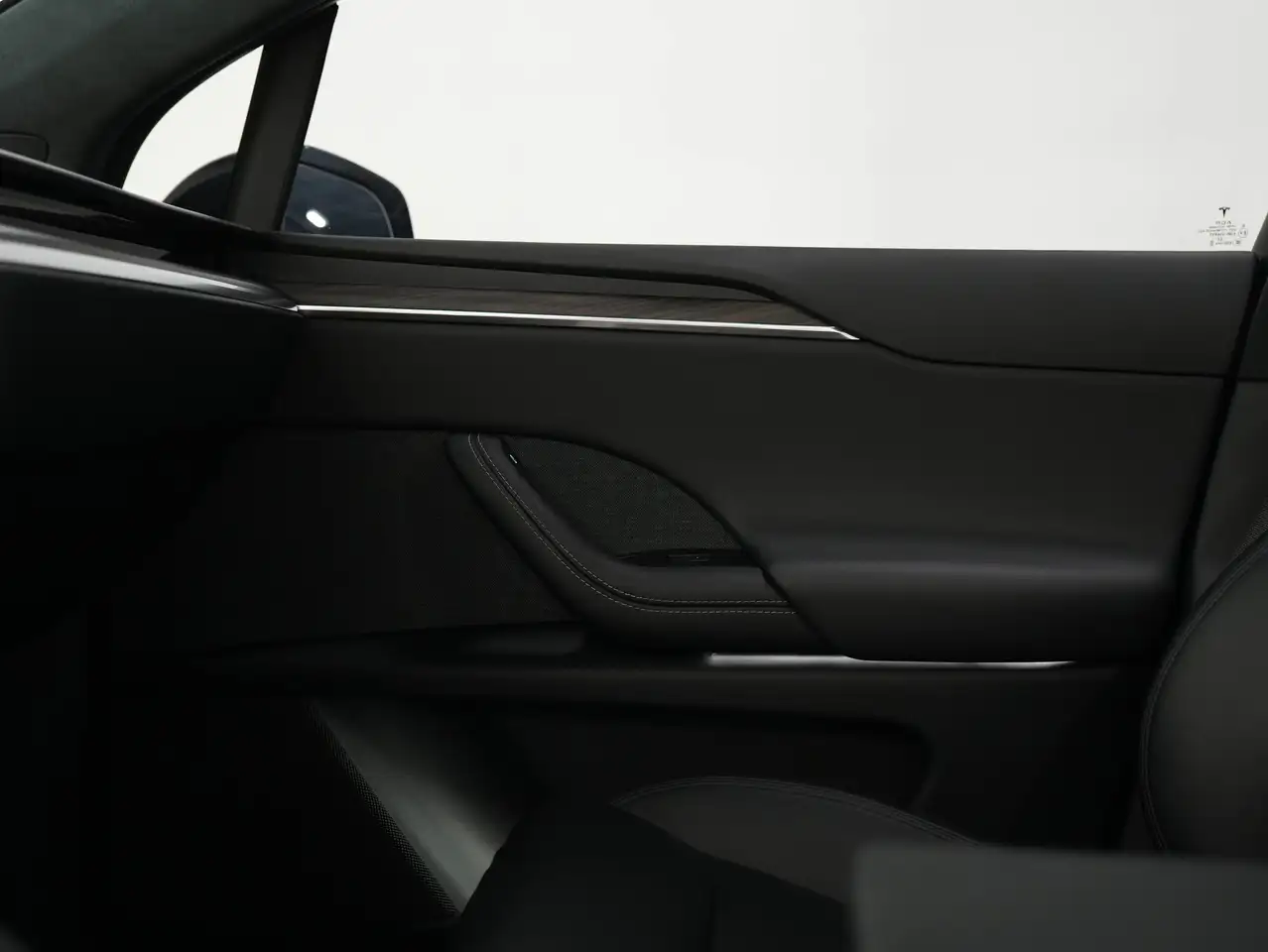 Tesla Model X - Image 17