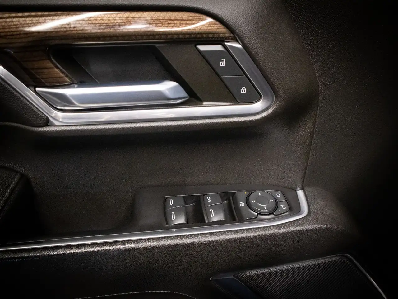 Chevrolet Silverado 1500 - Image 18