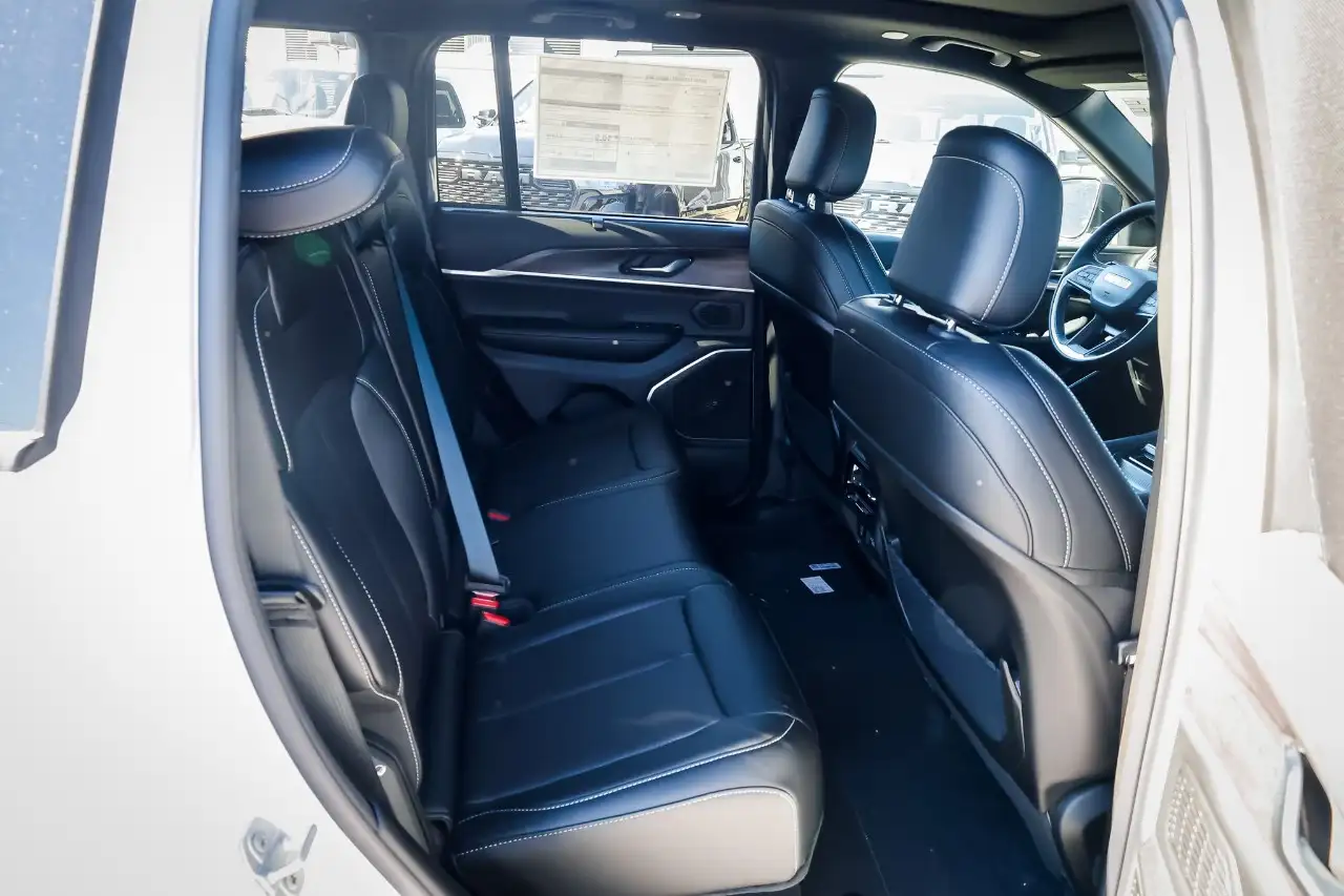 Jeep Grand Cherokee - Image 12
