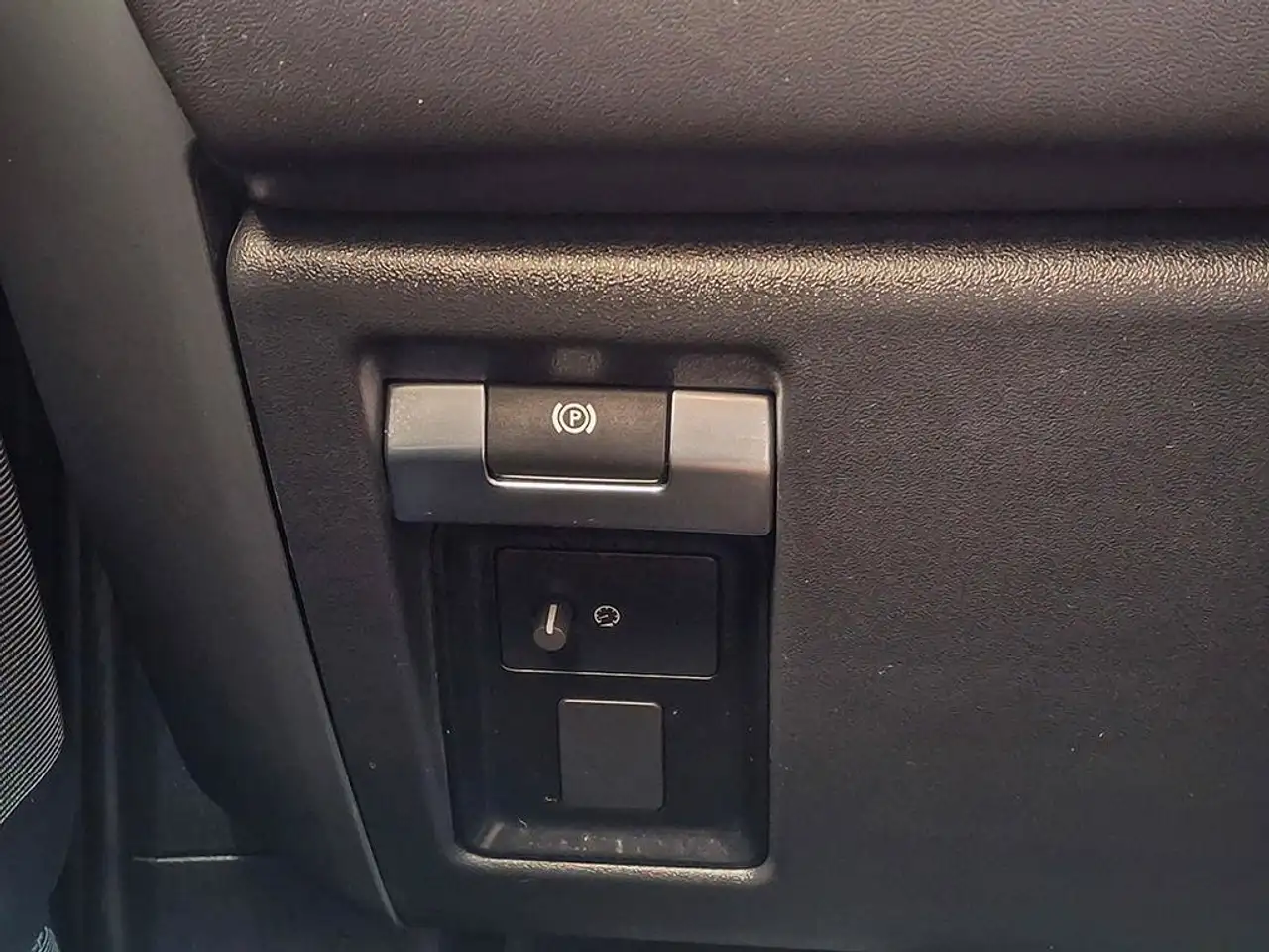 Land Rover Defender - Image 15