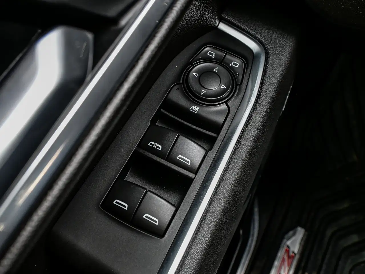 Chevrolet Silverado 1500 - Image 18