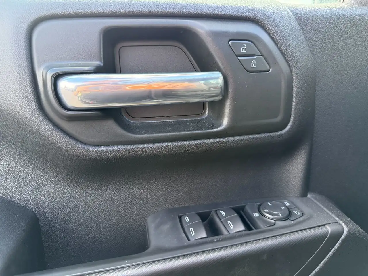 Chevrolet Silverado 1500 - Image 20