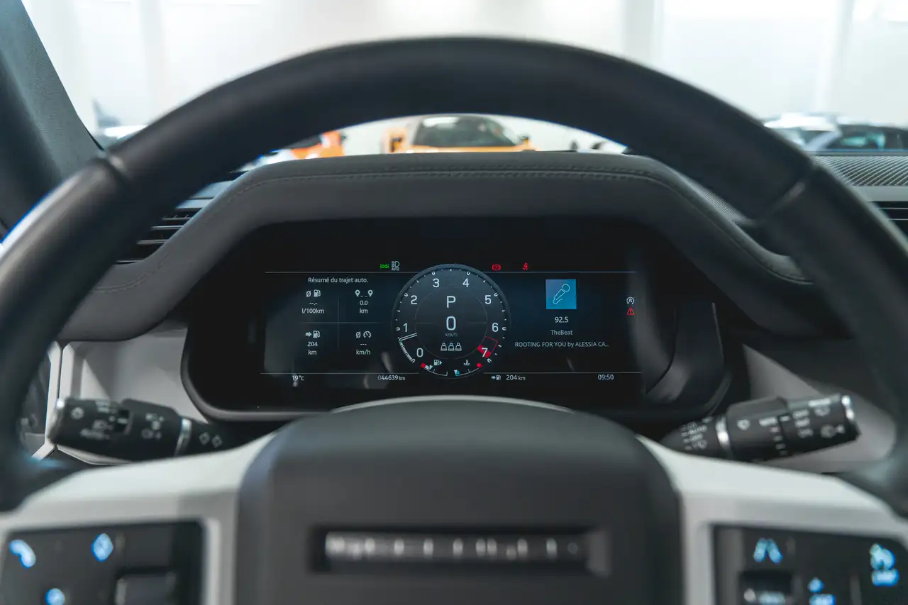 Land Rover Defender - Image 4