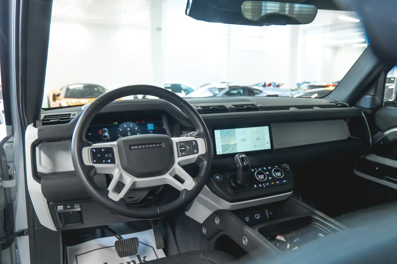 Land Rover Defender - Image 11