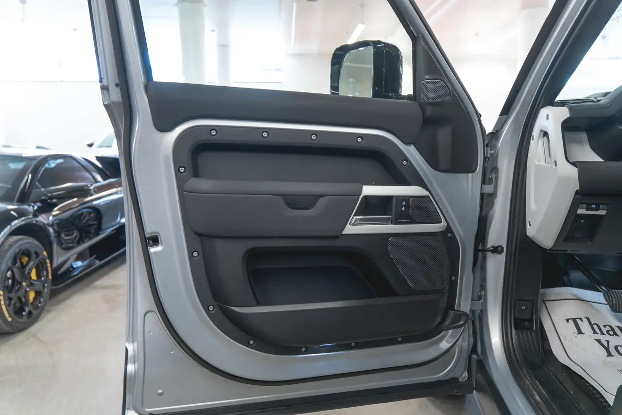 Land Rover Defender - Image 10