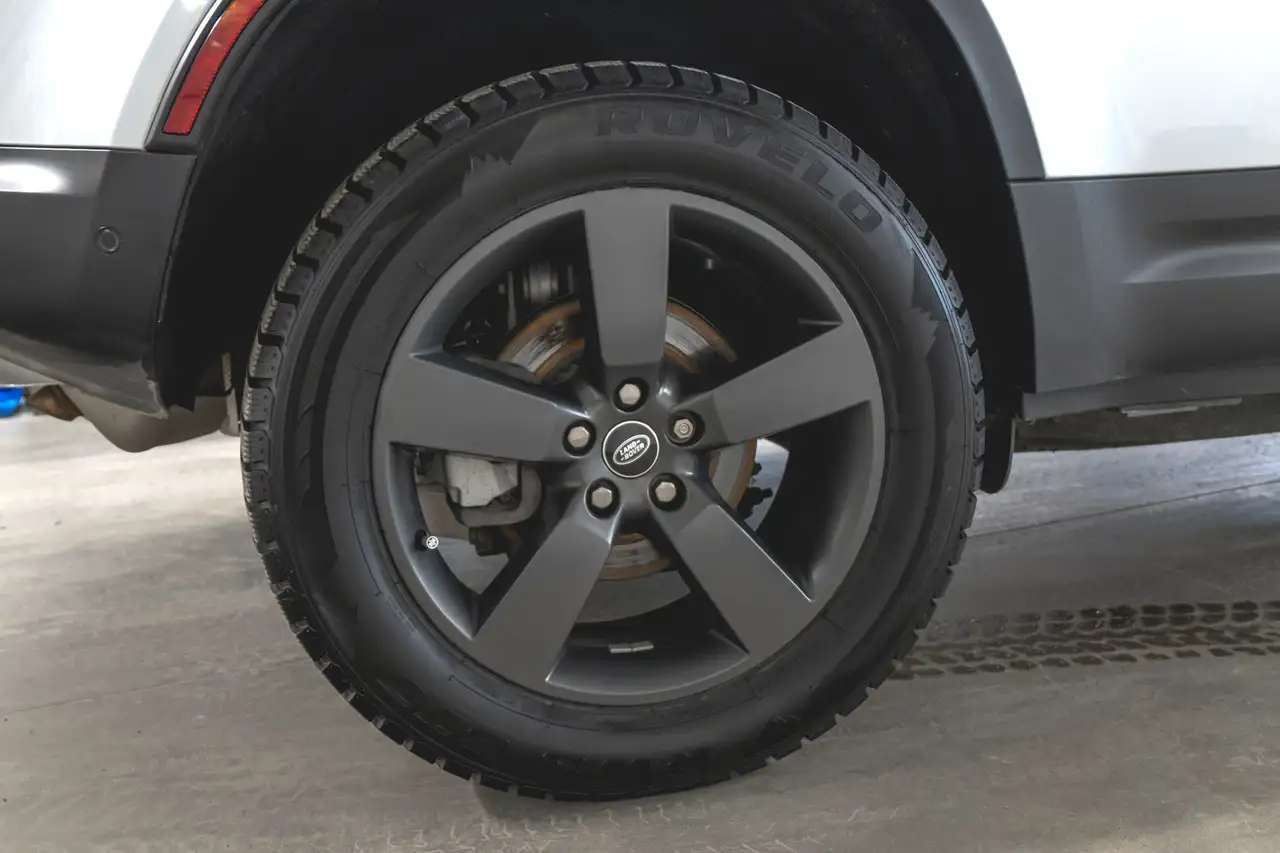 Land Rover Defender - Image 19