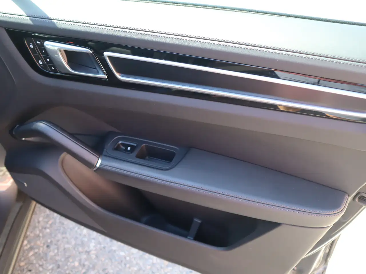 Porsche Cayenne - Image 25