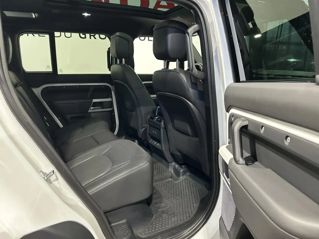 Land Rover Defender - Image 11