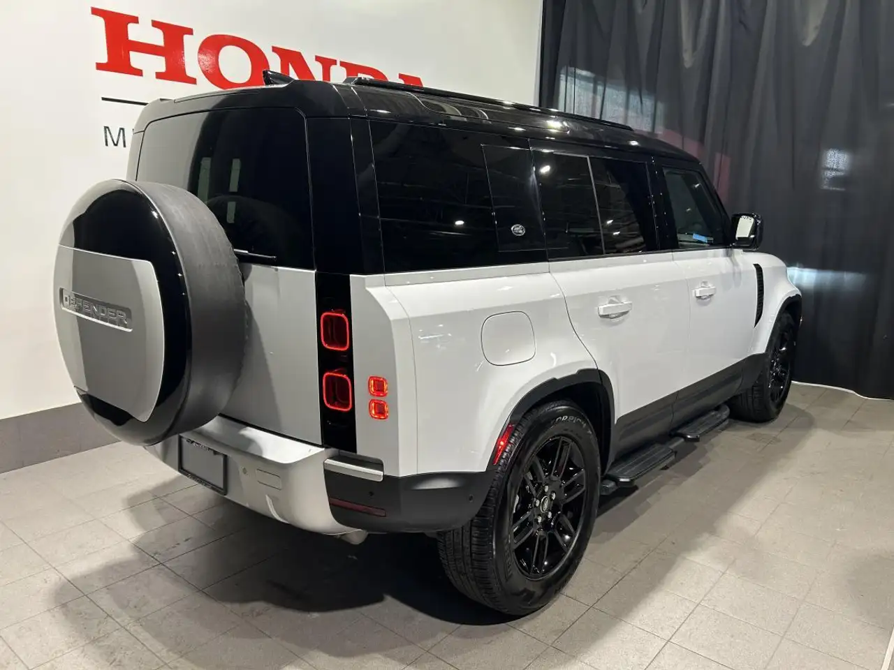 Land Rover Defender - Image 8