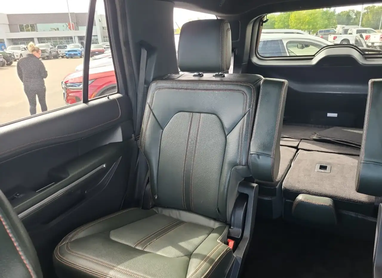 Ford Expedition - Image 12