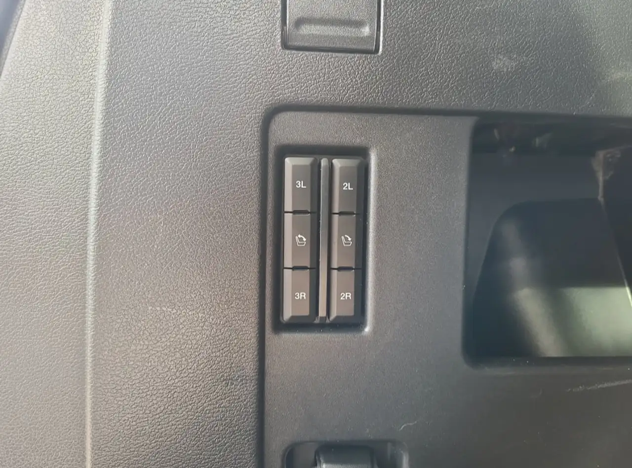 Ford Expedition - Image 27