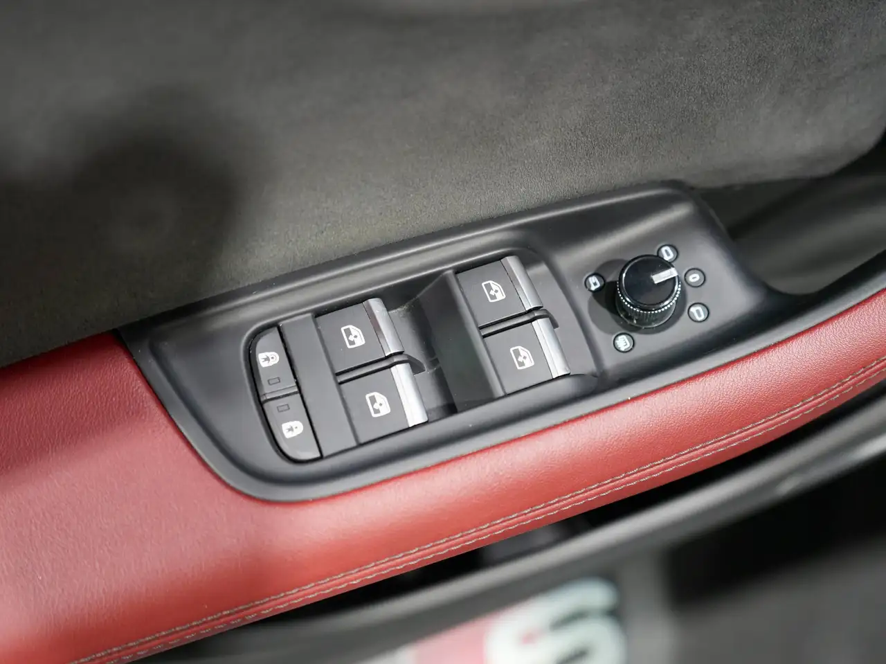 Audi SQ8 - Image 32