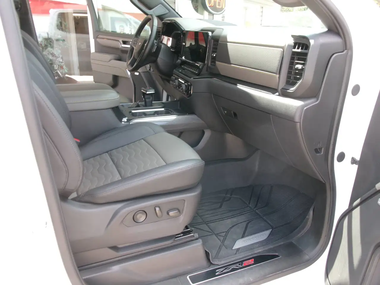 Chevrolet Silverado 1500 - Image 12