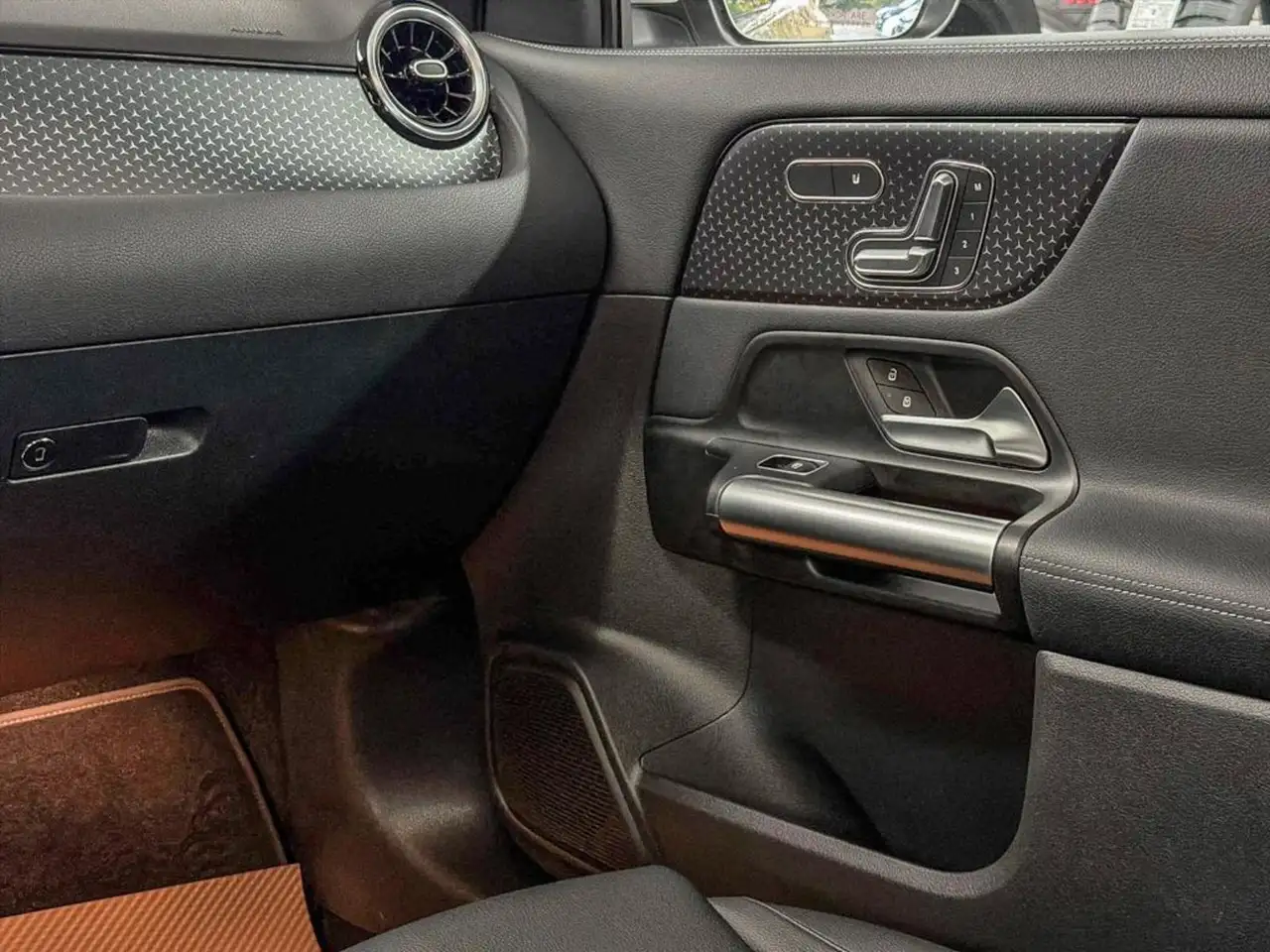 Mercedes-Benz GLA - Image 25