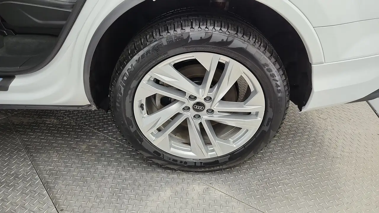 Audi Q7 - Image 12