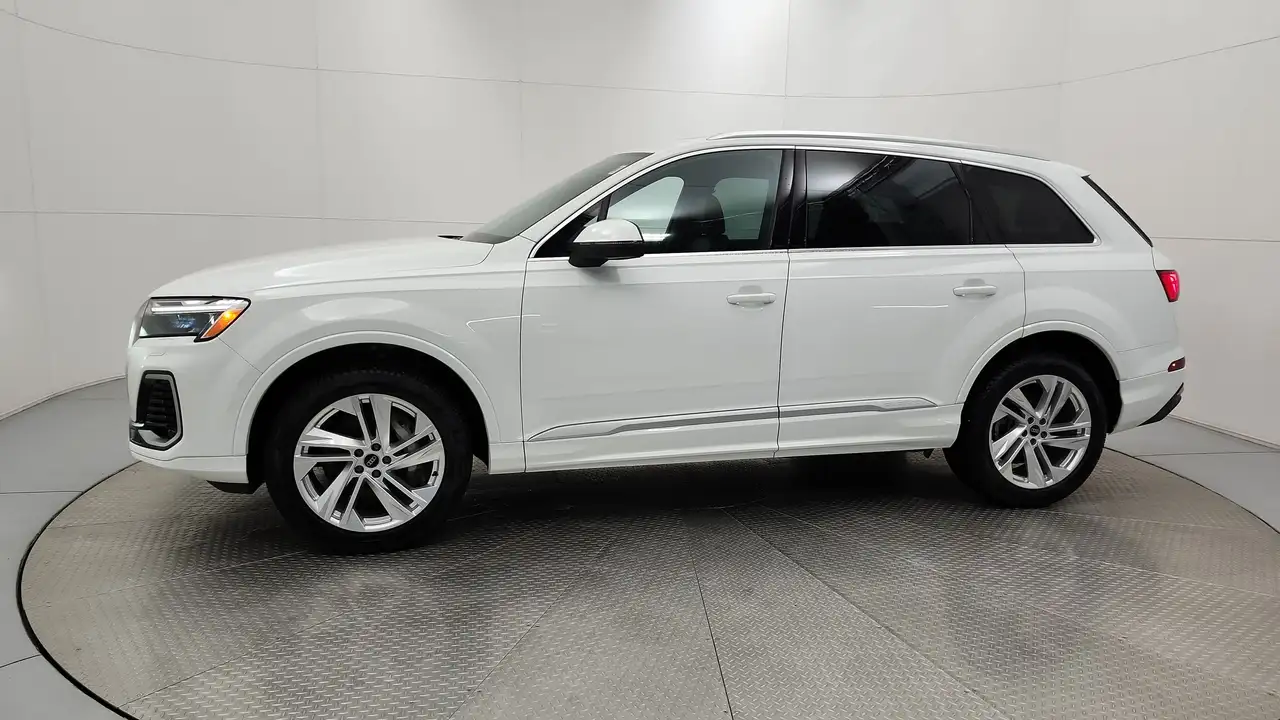 Audi Q7 - Image 1