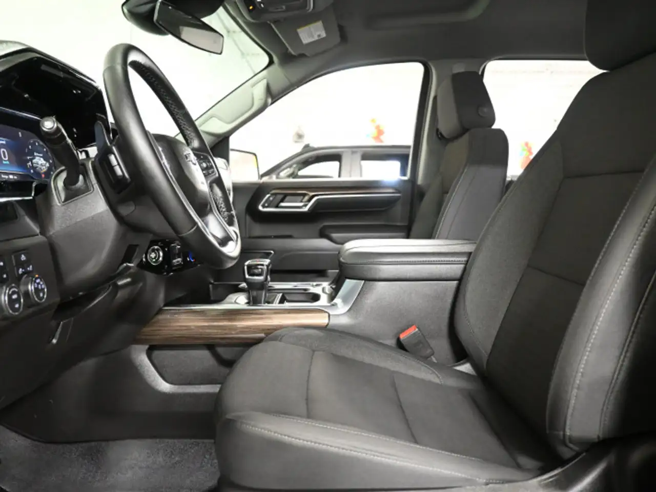 Chevrolet Silverado 1500 - Image 22