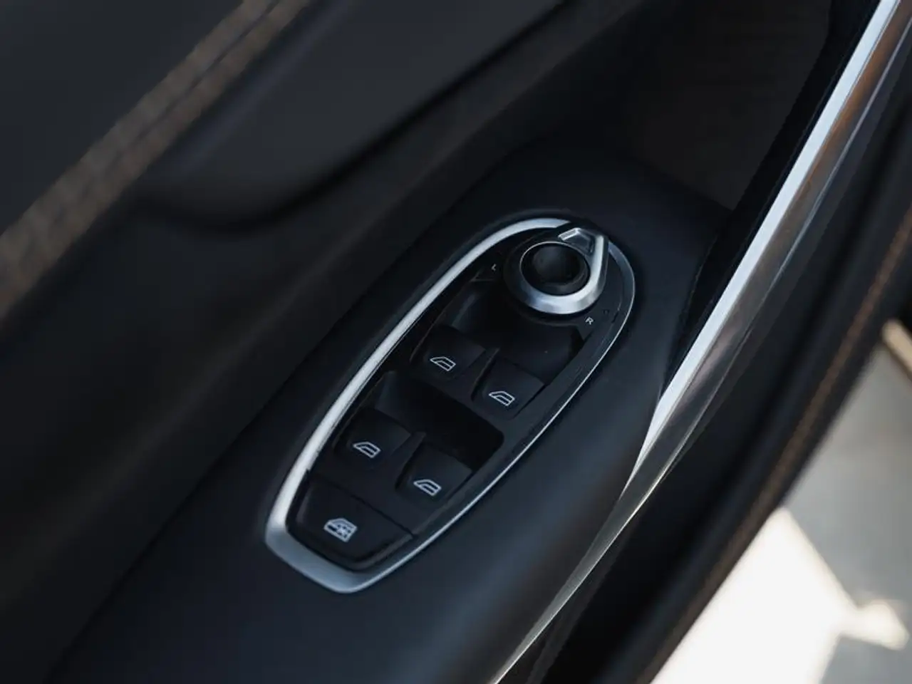 Aston Martin DBX - Image 21
