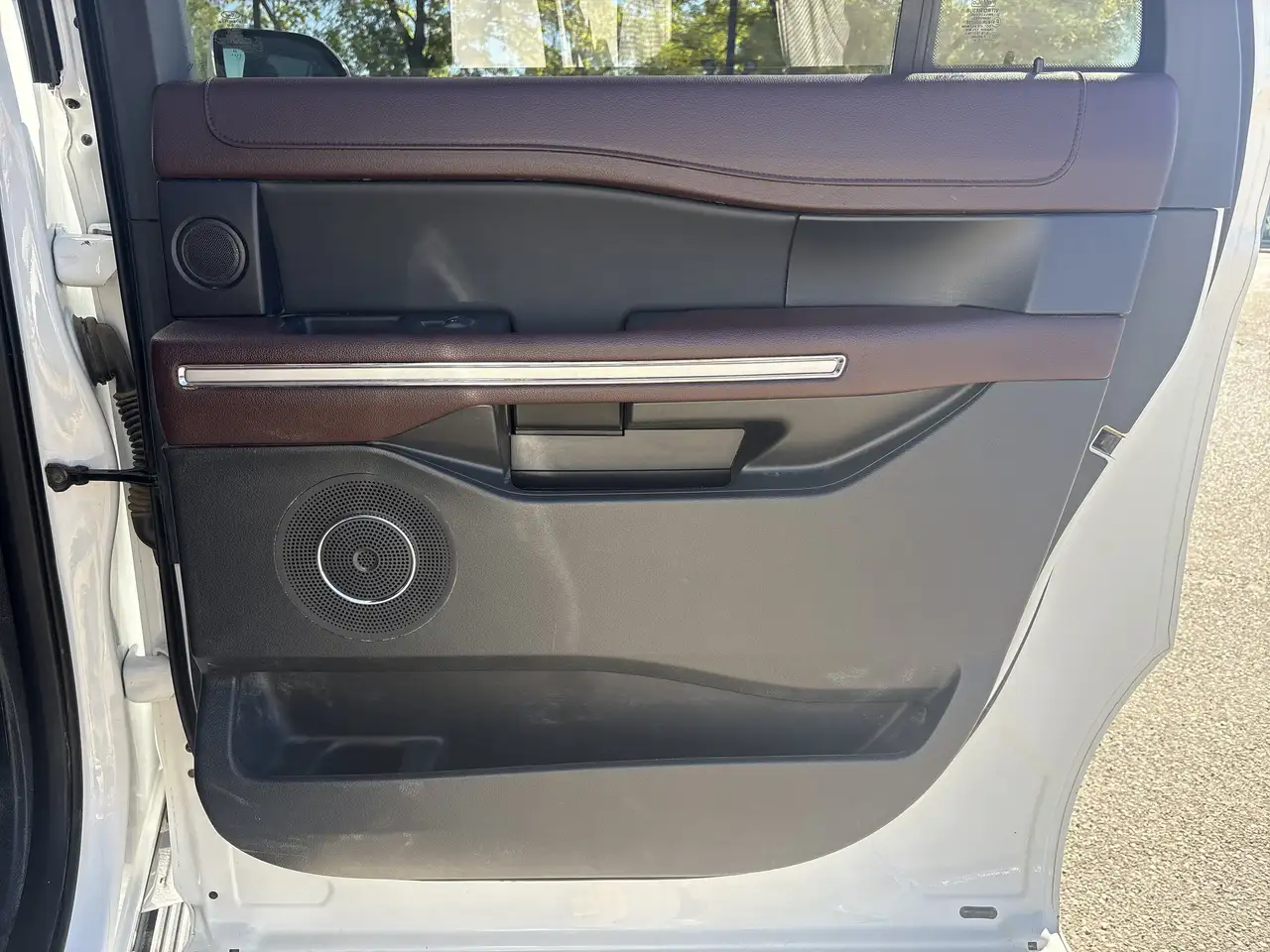 Ford Expedition - Image 31
