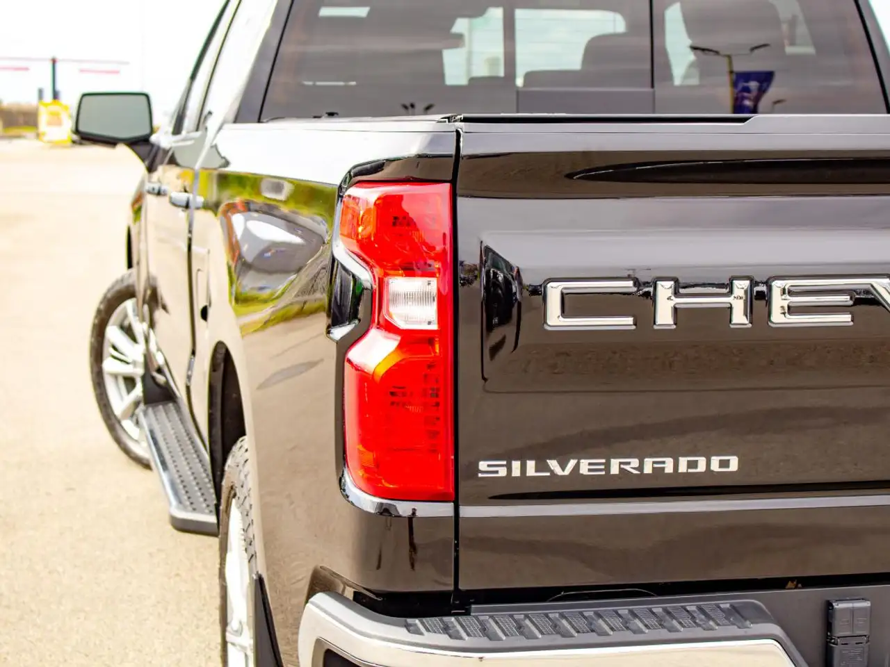 Chevrolet Silverado 1500 - Image 10