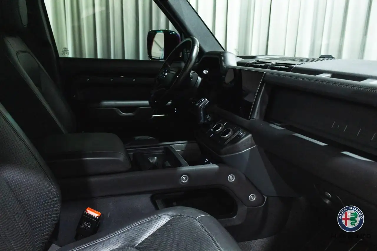 Land Rover Defender - Image 25