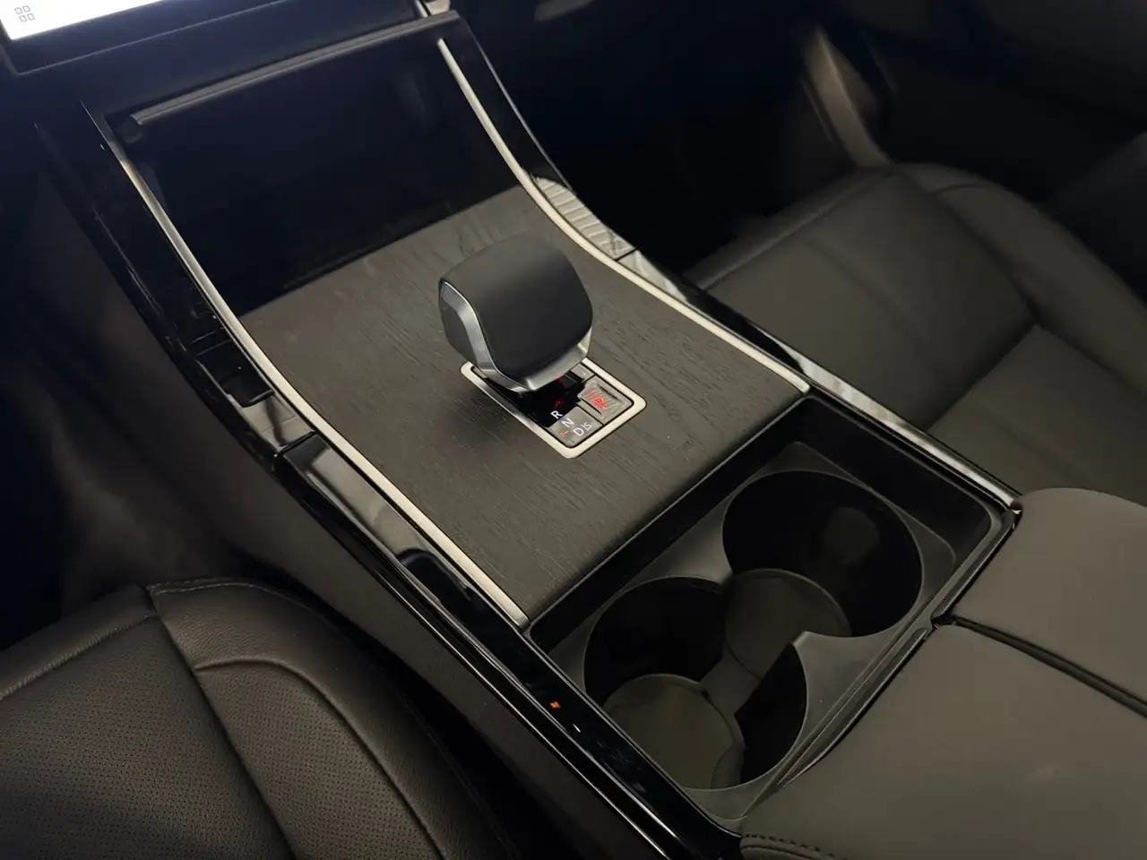 Land Rover Range Rover Velar - Image 16