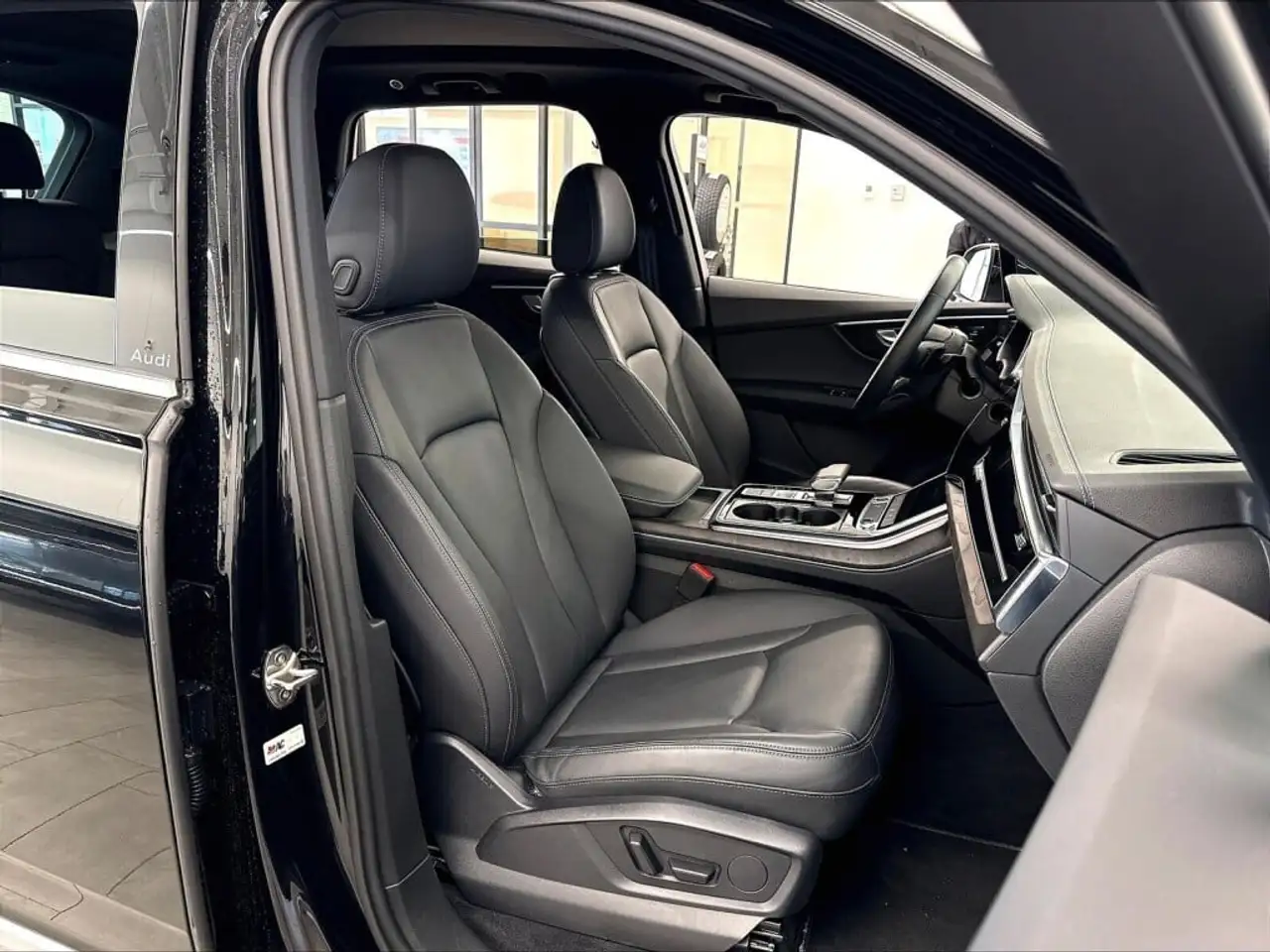 Audi Q7 - Image 7